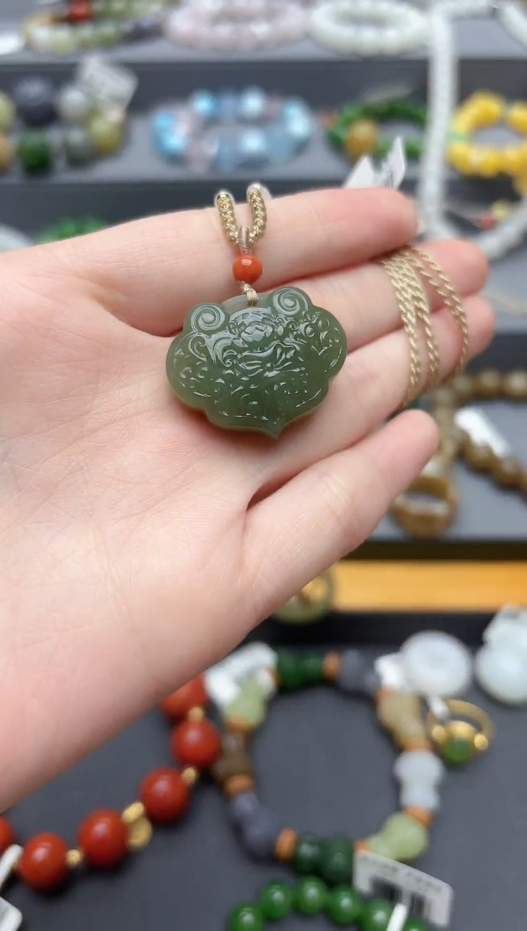 颈饰未镶嵌和田玉天然和田玉如意锁吊坠