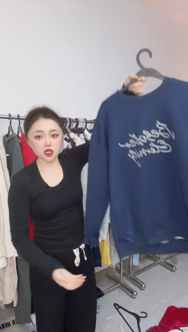 不规则款发財猪服饰女装