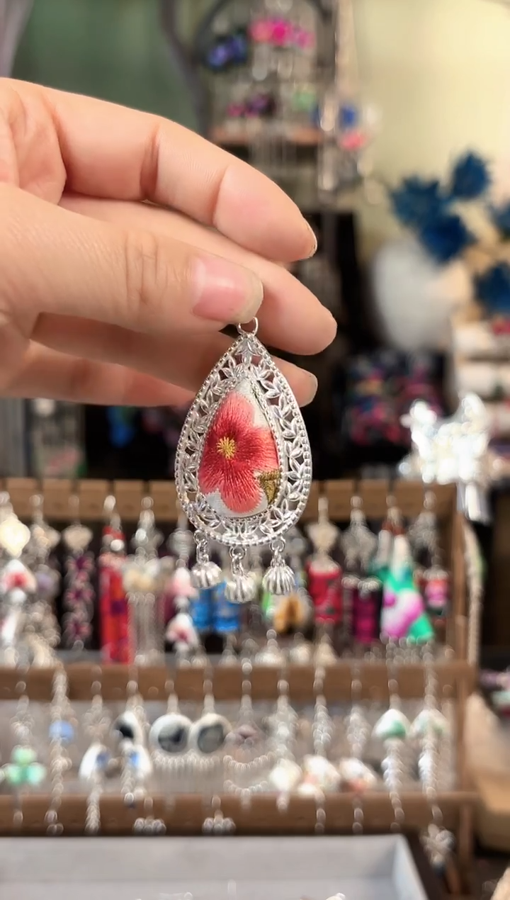 彩云南阁非遗老绣苗银饰品361