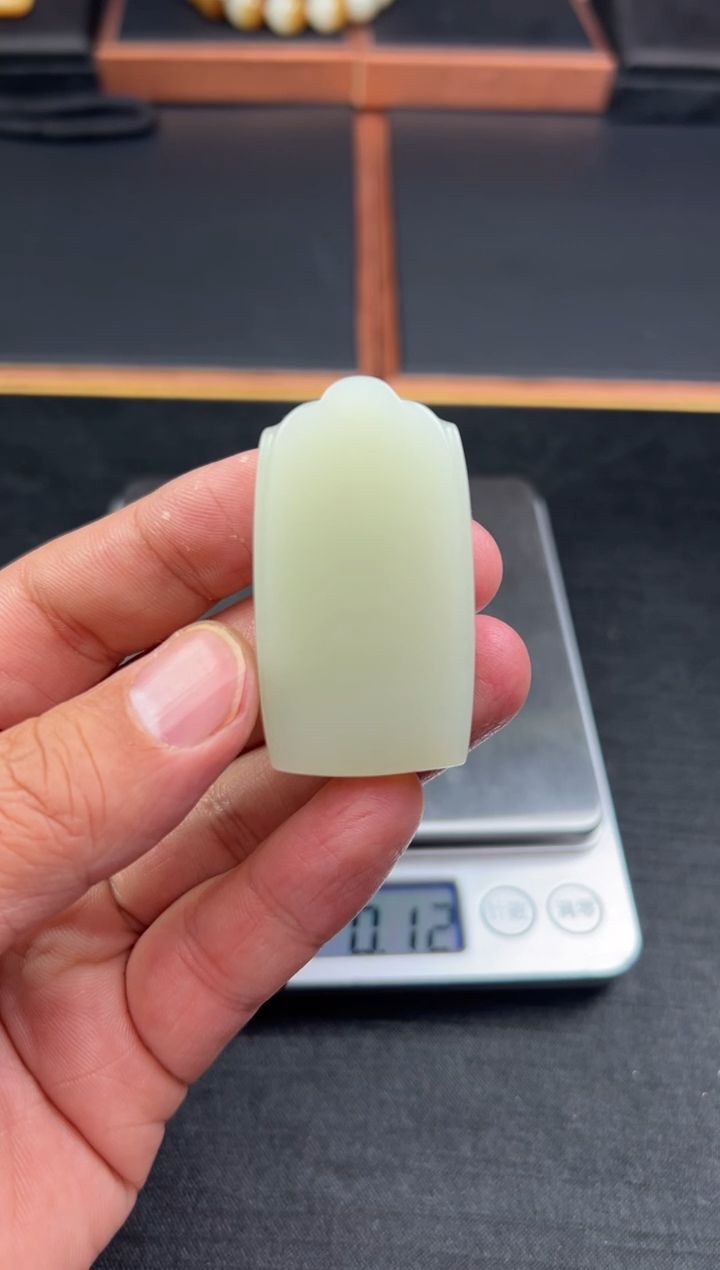 【闪购商品】和田玉吊坠(赠链)未镶嵌且末微色差迪克兰一细