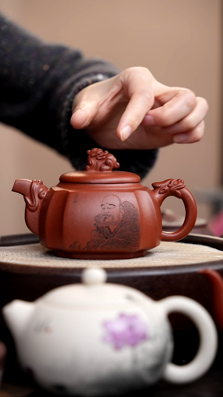 茶壶紫砂红皮龙四方抽角瑞兽