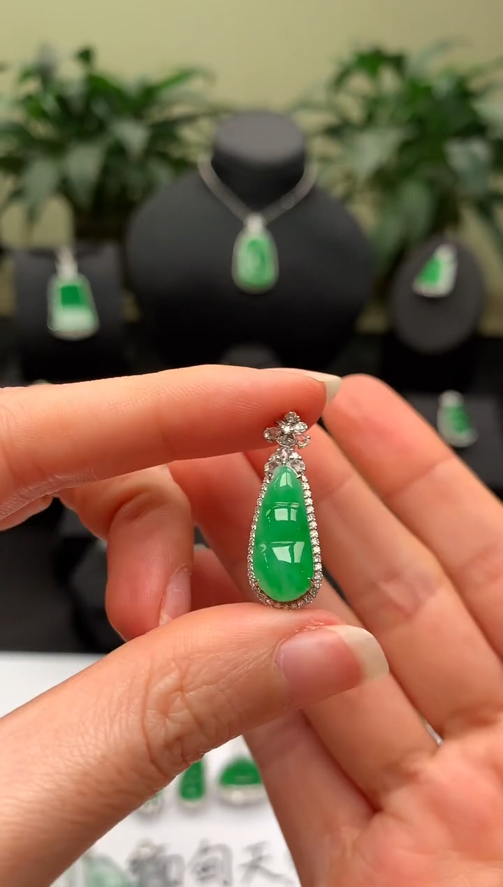 【闪购商品】翡翠颈饰18K金镶嵌福豆