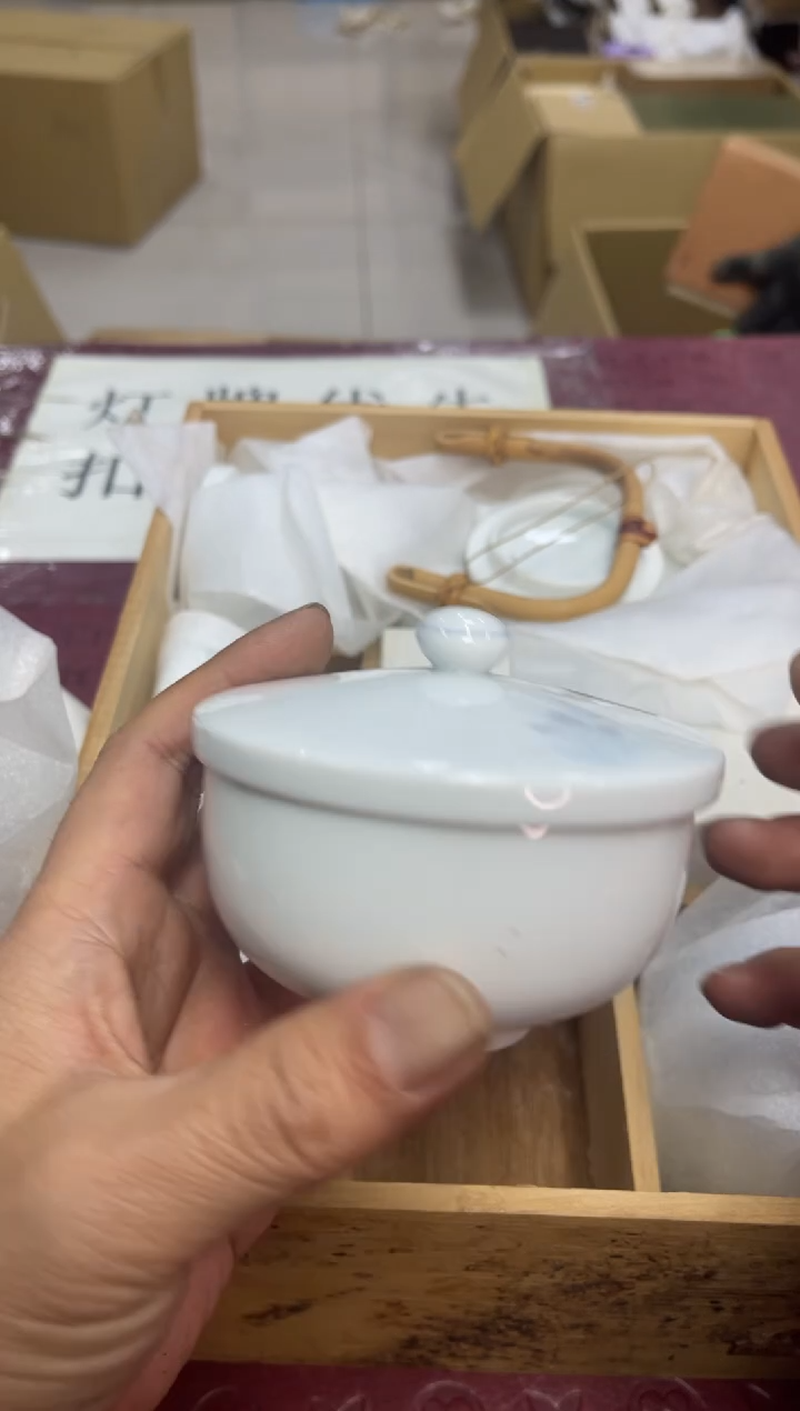 1壶5杯 ，盒脏默认微瑕，no退no换，介意勿拍