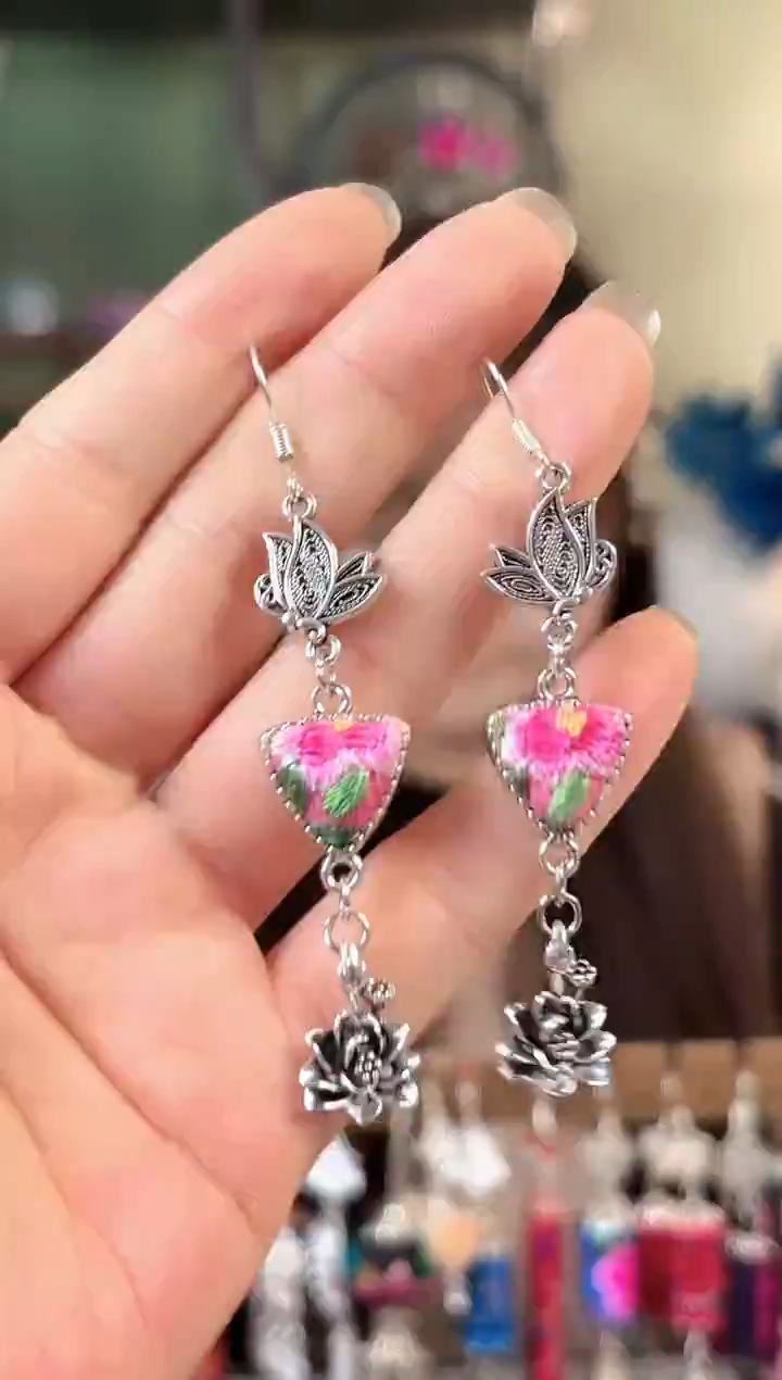 彩云南阁非遗老绣苗银饰品316