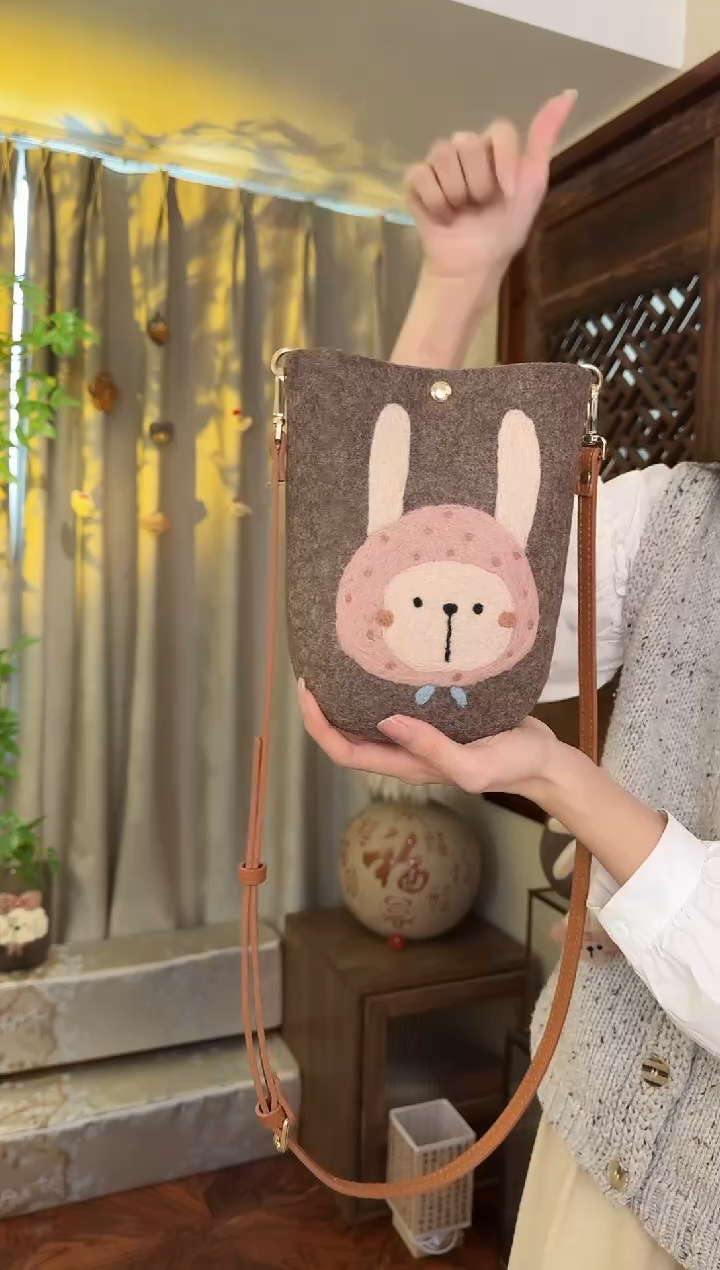 羊毛非遗纯手工包  手机包兔子