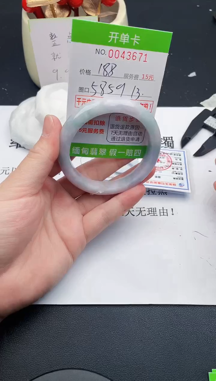 【闪购商品】71女王丽致优雅手镯时尚百搭