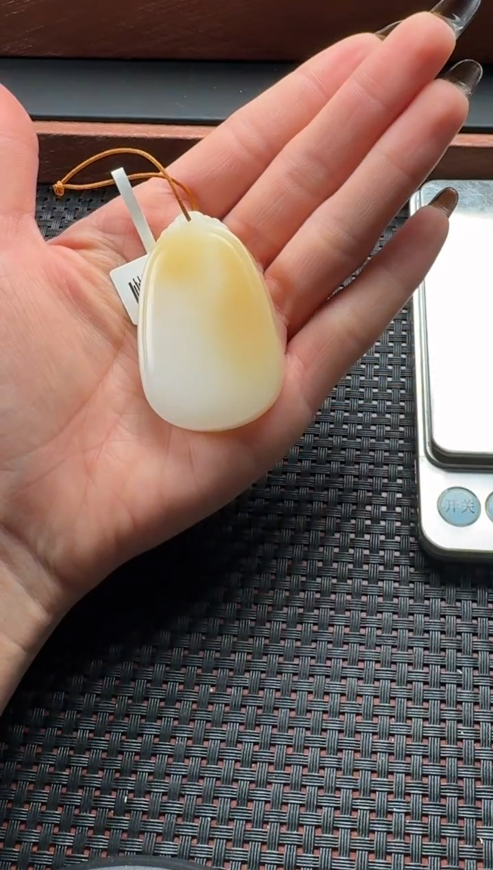 吊坠(赠链)未镶嵌和田玉且末金山糖白无事牌