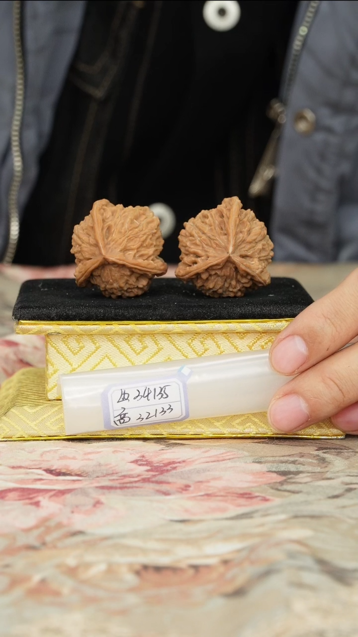 【闪购商品】文玩核桃把件盘山三棱