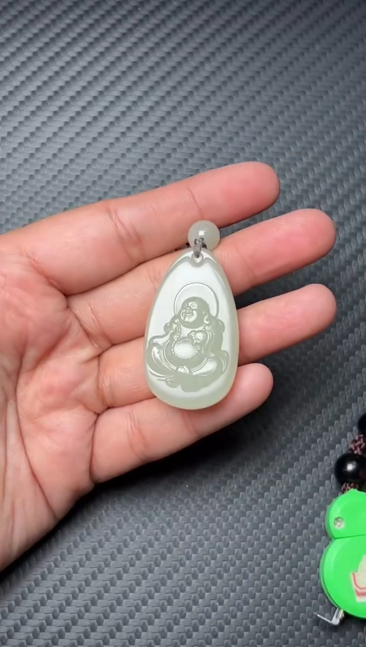 吊坠(赠链)未镶嵌和田玉且末微色差迪克兰一细吊坠