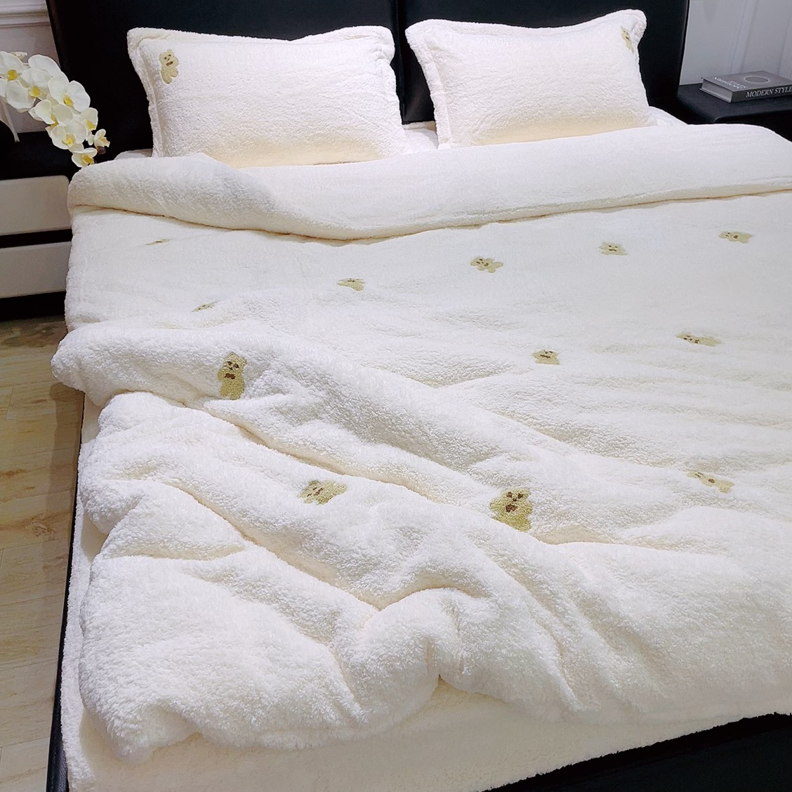 白色简约轻奢毛巾绣花泰迪绒四件套加厚保暖柔蓬松双面加绒单被套