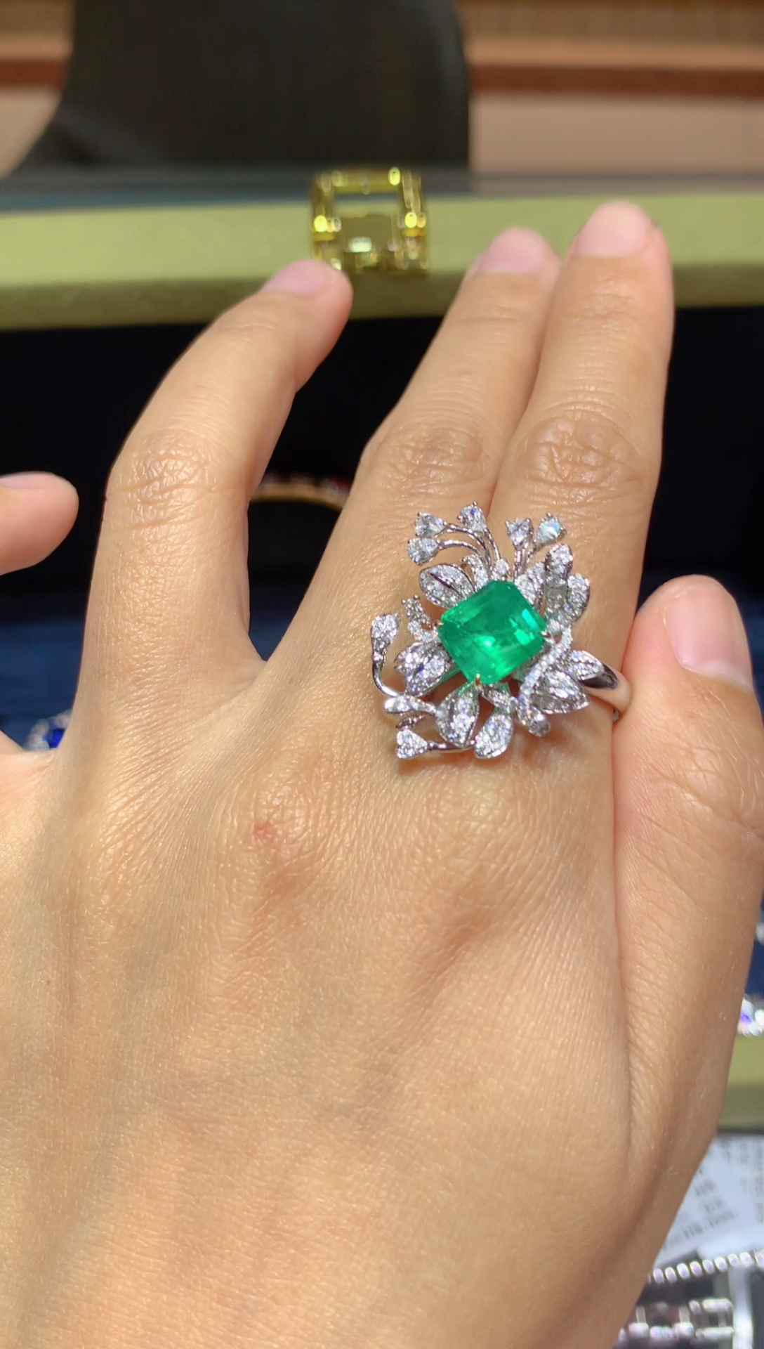 【闪购商品】祖母绿戒指18K金镶嵌2.57CT