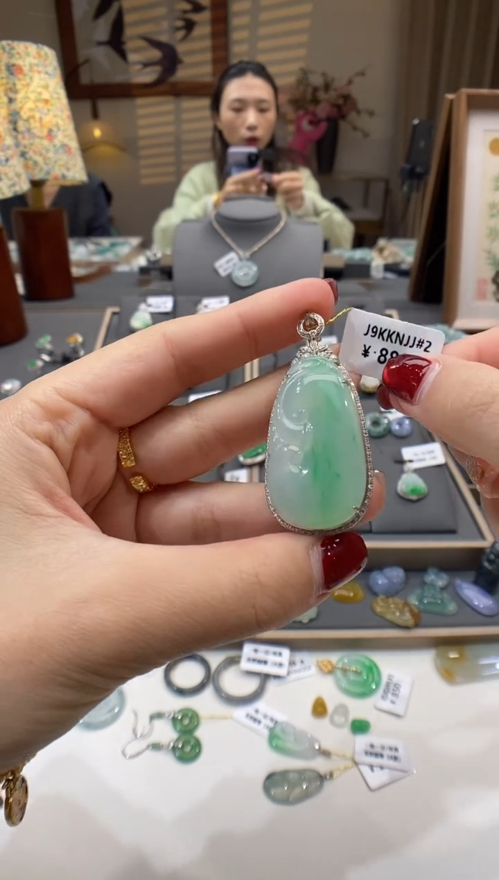 【闪购商品】翡翠颈饰18K金镶嵌如意