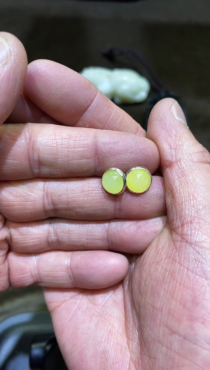 颈饰未镶嵌和田玉耳钉