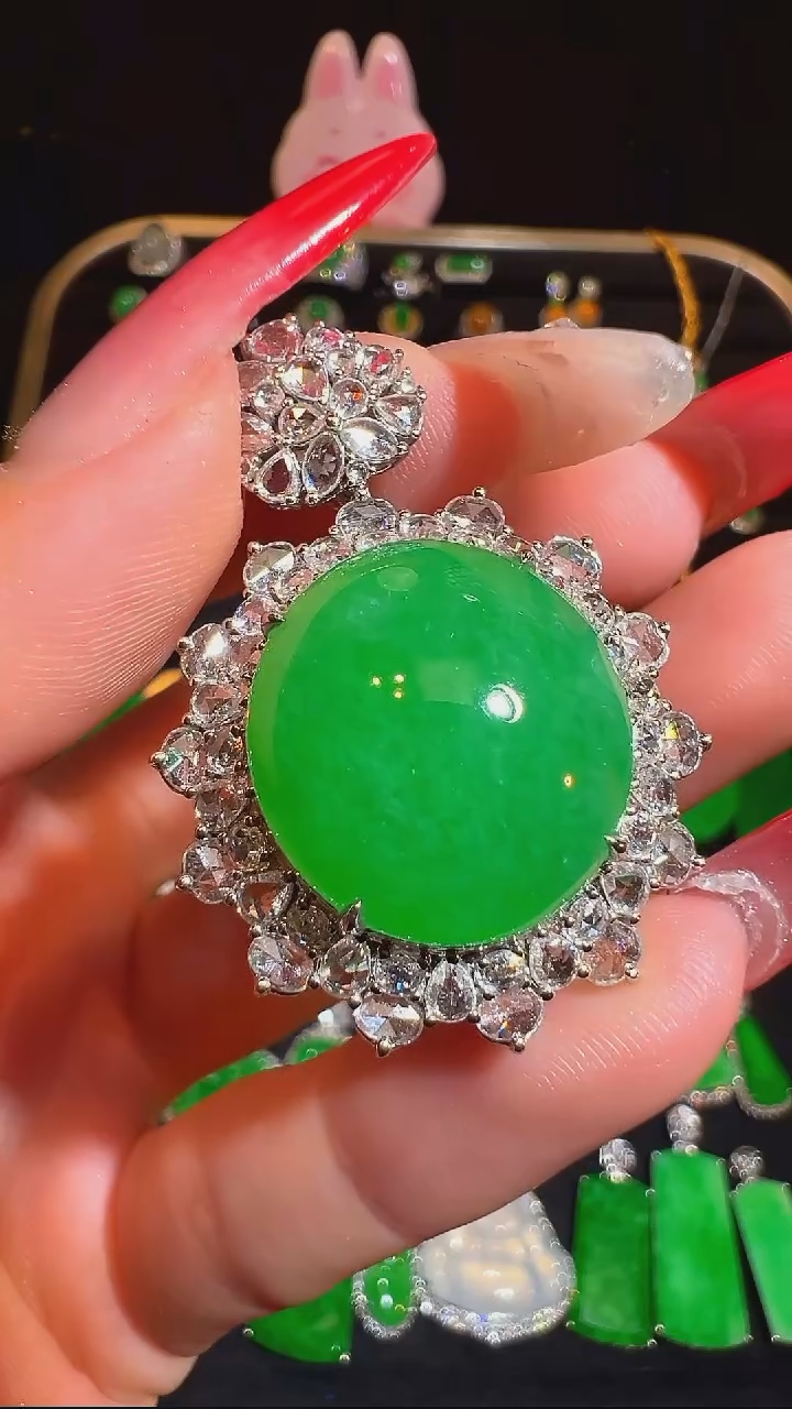 颈饰18K金镶嵌翡翠吊坠