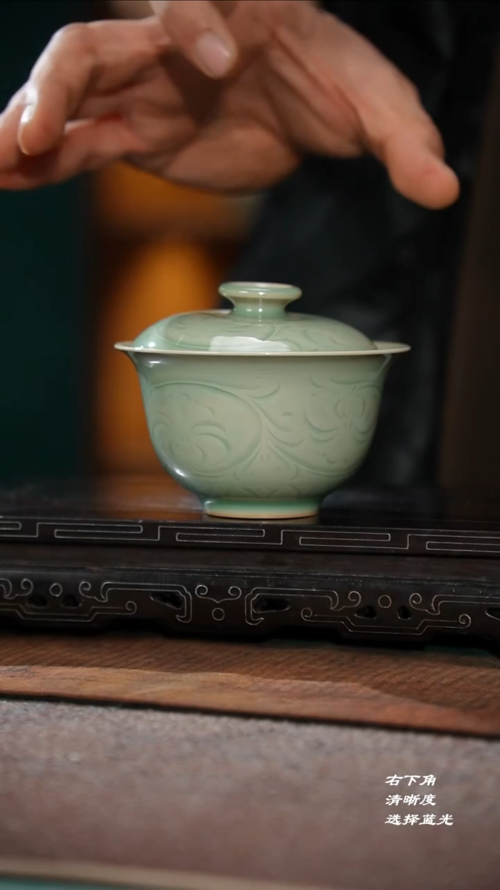 22-1缠枝莲纹元宝两才（老釉梅子青）