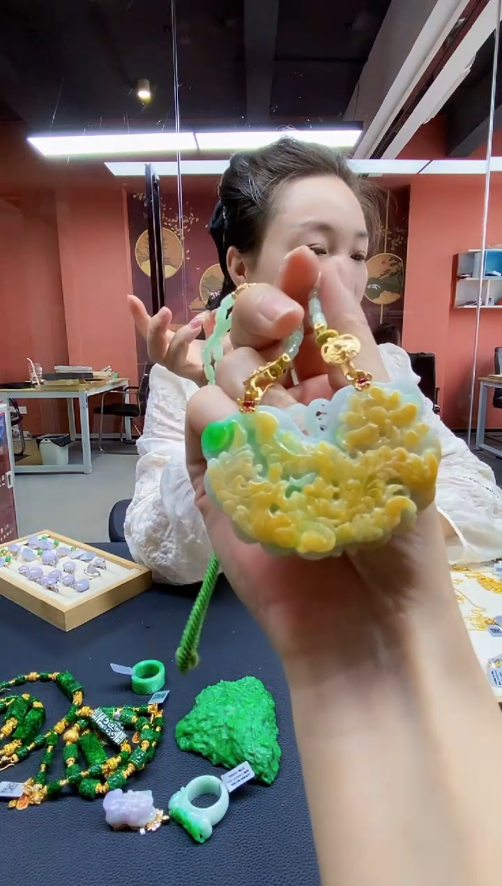 颈饰未镶嵌翡翠吊坠