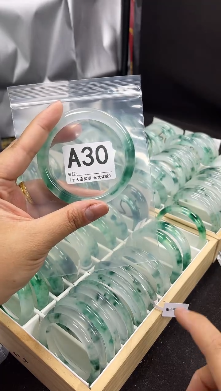 【闪购商品】石英岩玉手镯未镶嵌a30