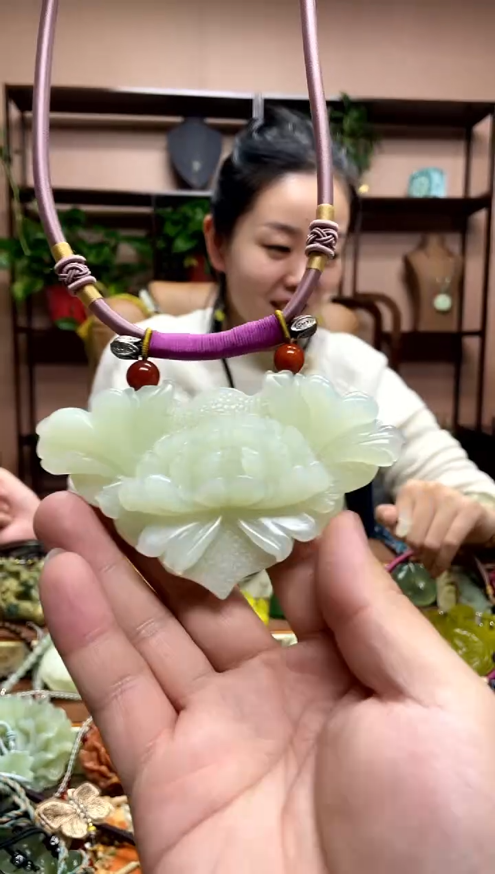 未镶嵌岫玉颈饰·