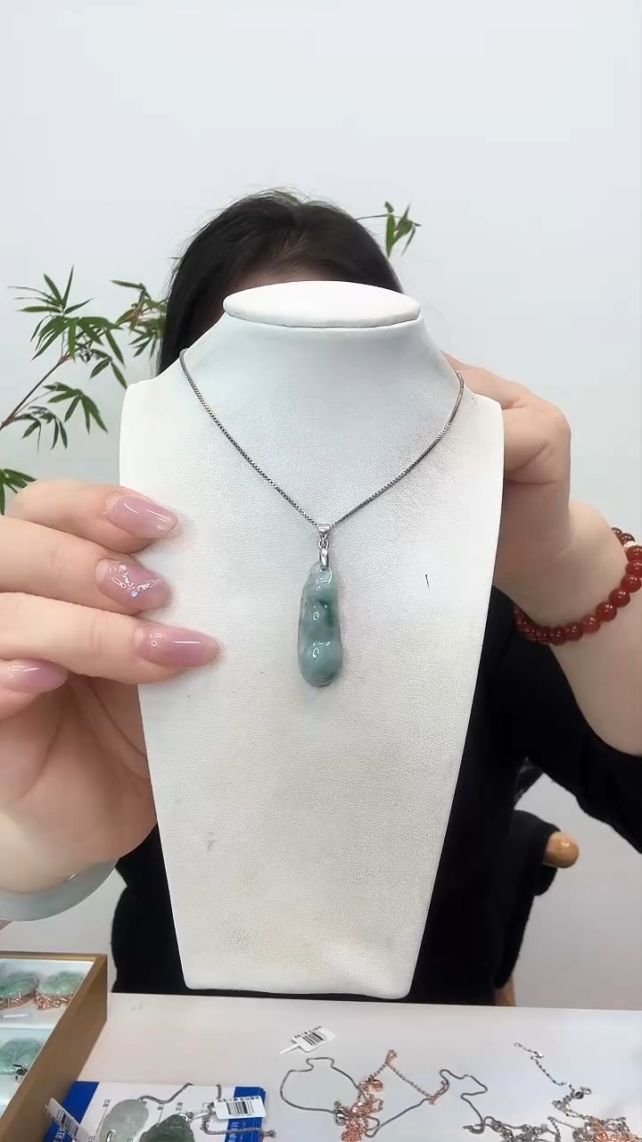 【闪购商品】翡翠颈饰银S925镶嵌小福豆赠合金链