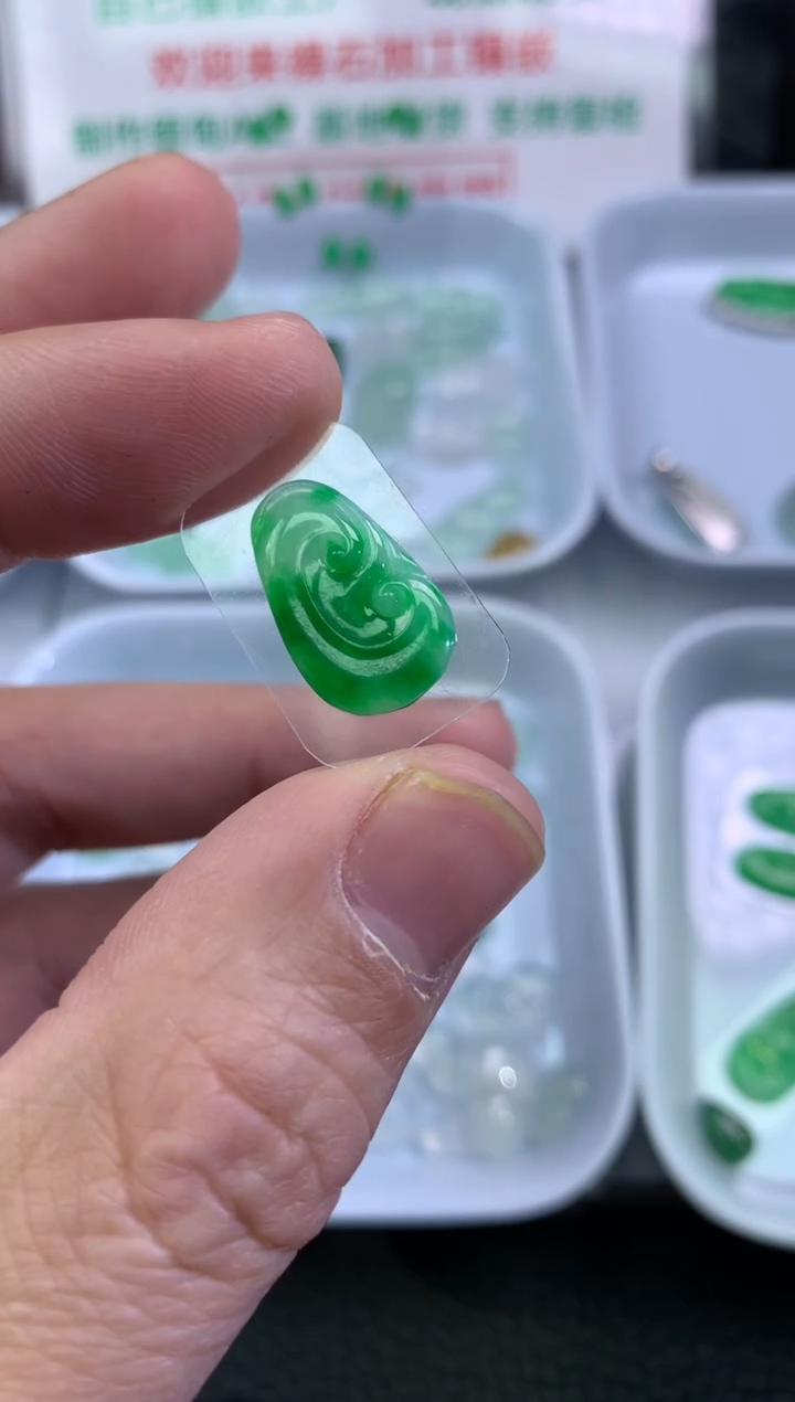 【闪购商品】翡翠颈饰未镶嵌如意