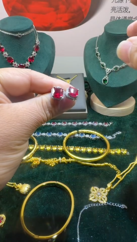 18K金镶嵌耳饰红宝石0