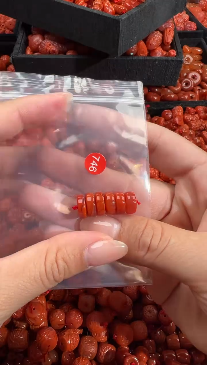 南红玛瑙未镶嵌颈饰1