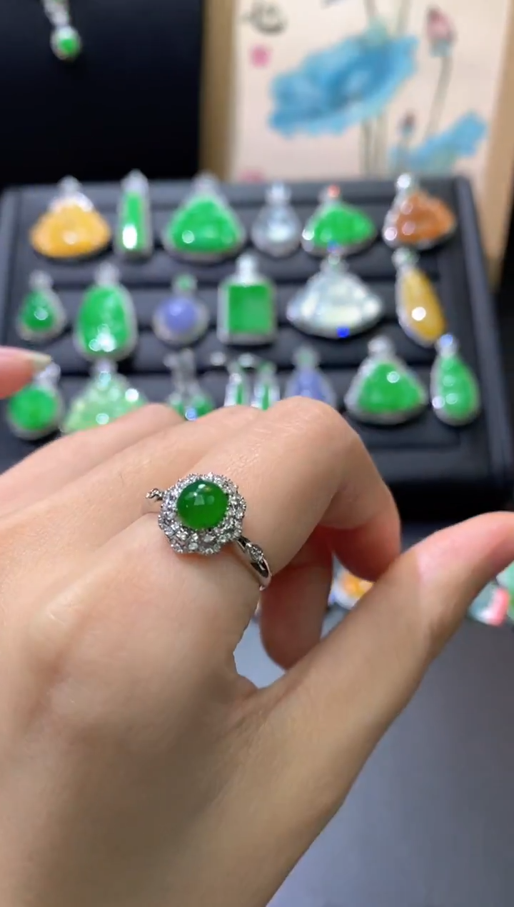 18K金镶嵌戒指翡翠蛋面