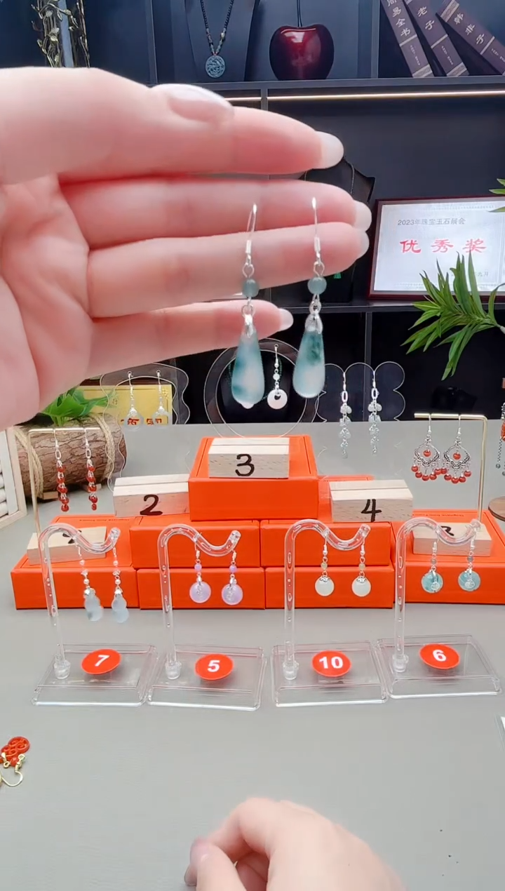 未镶嵌石英质玉（天山翠）耳钉s01