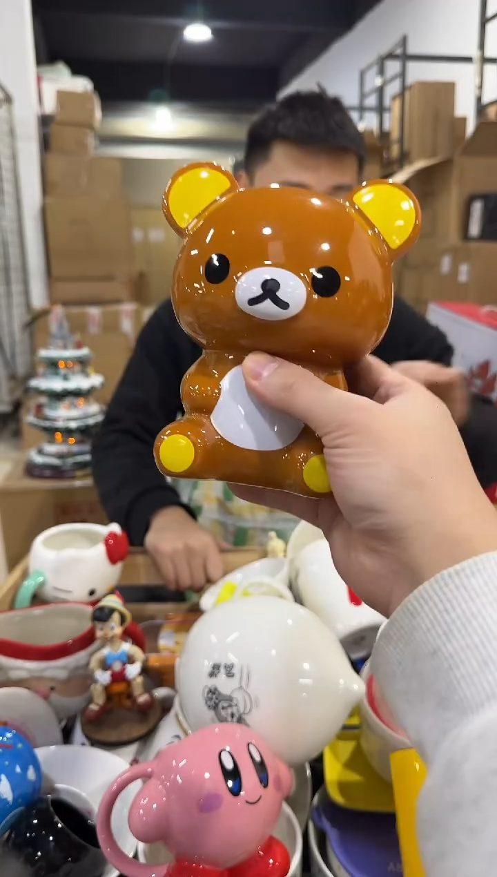 瓷片棕色轻松熊钱罐