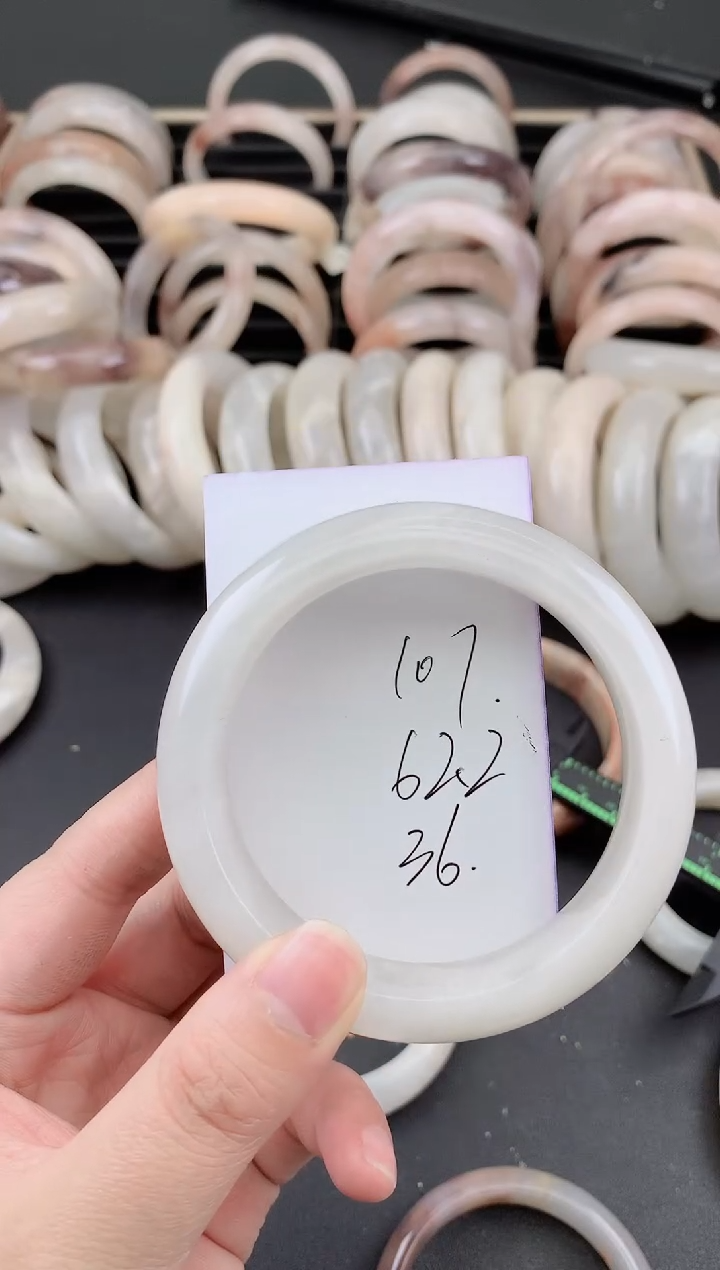 未镶嵌手镯石英质玉107