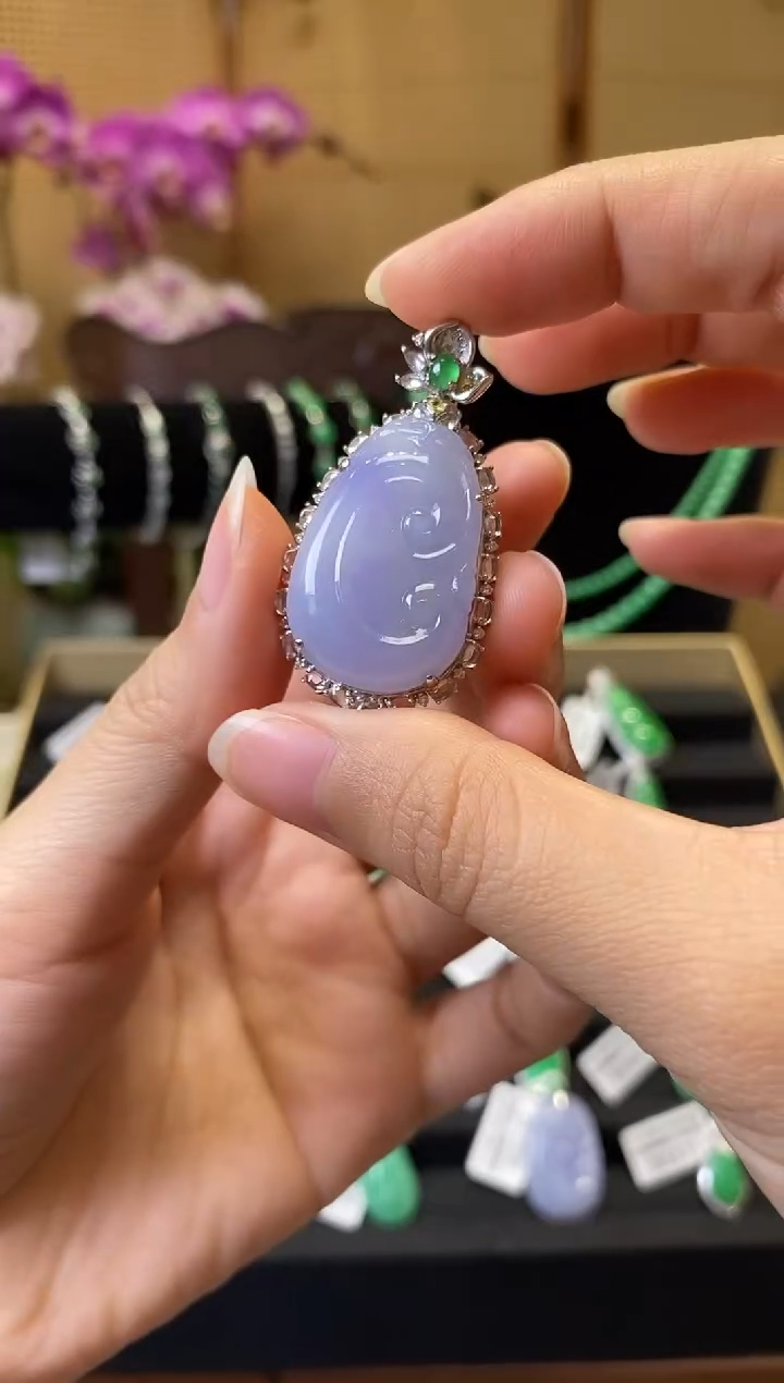 颈饰18K金镶嵌翡翠D9933 如意 含运营费