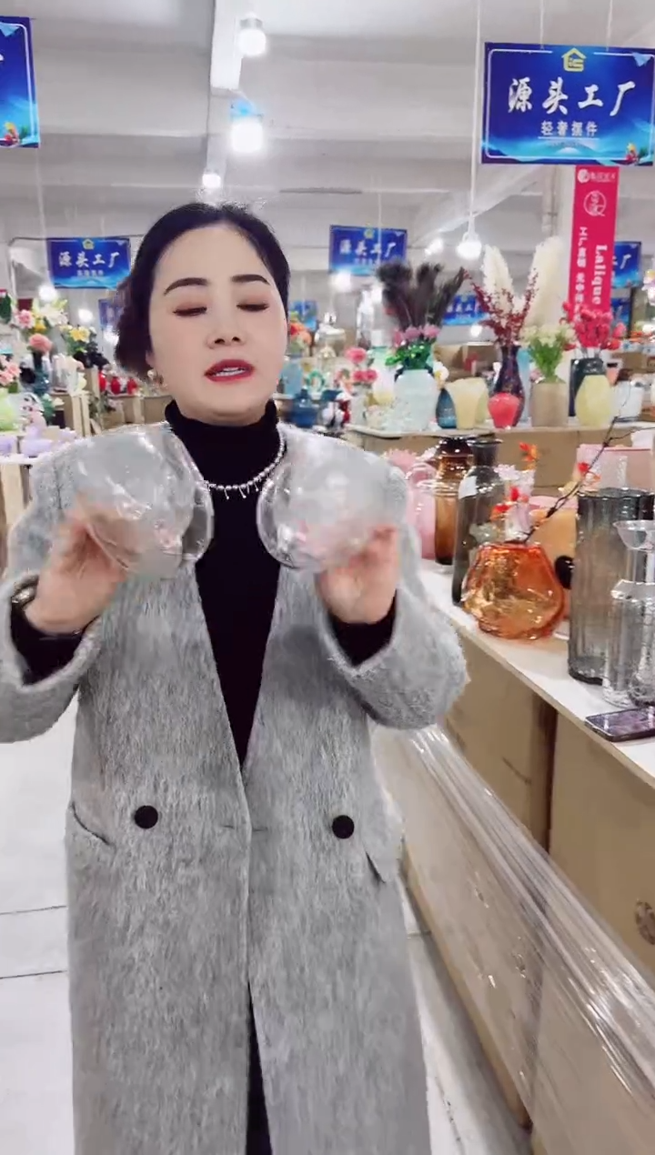 【闪购商品】玻璃安琪花瓶-微瑕--LR2U8一对