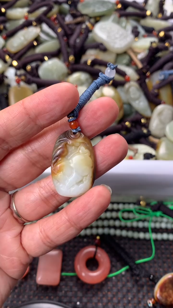 【闪购商品】和田玉颈饰未镶嵌多样性发货没有证书，拍一发一.有瑕