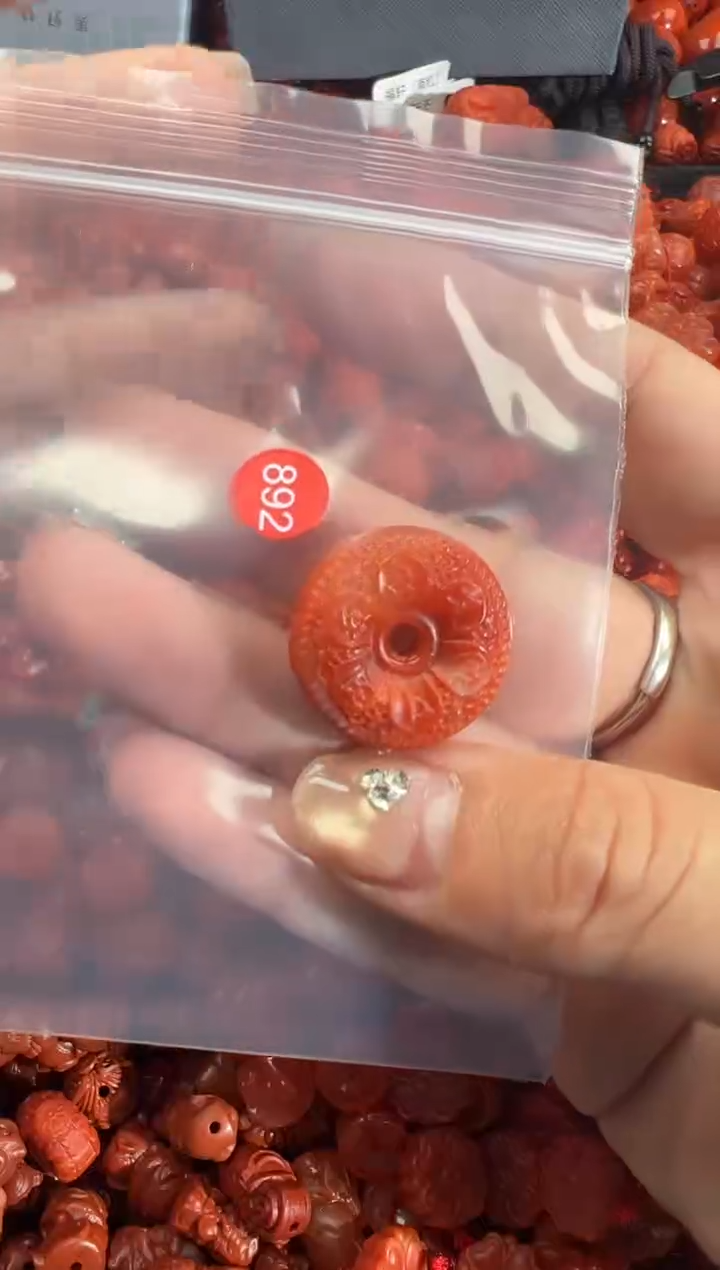 南红玛瑙未镶嵌颈饰1