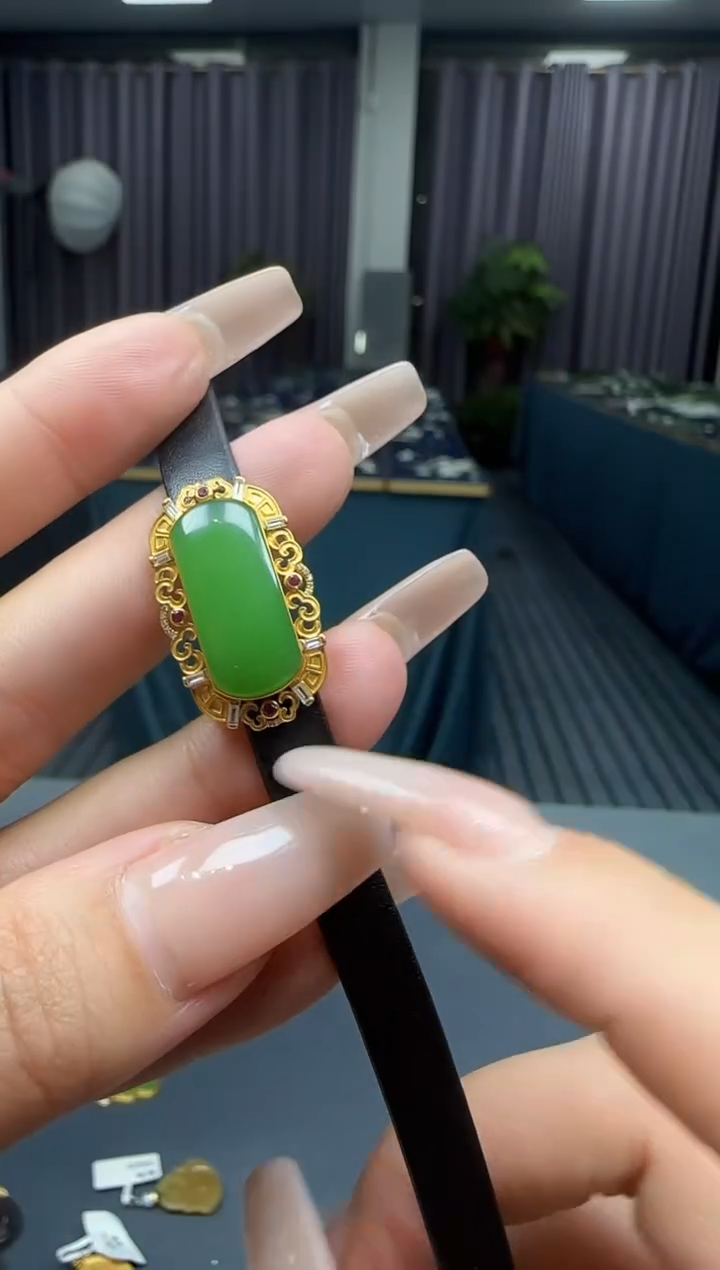 【闪购商品】和田玉挂件18K金镶嵌1