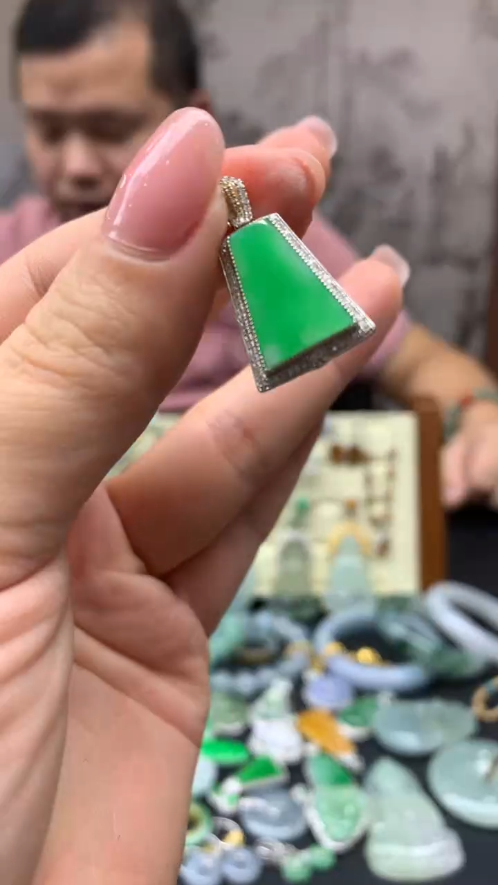 【闪购商品】翡翠颈饰18K金镶嵌30-天然翡翠