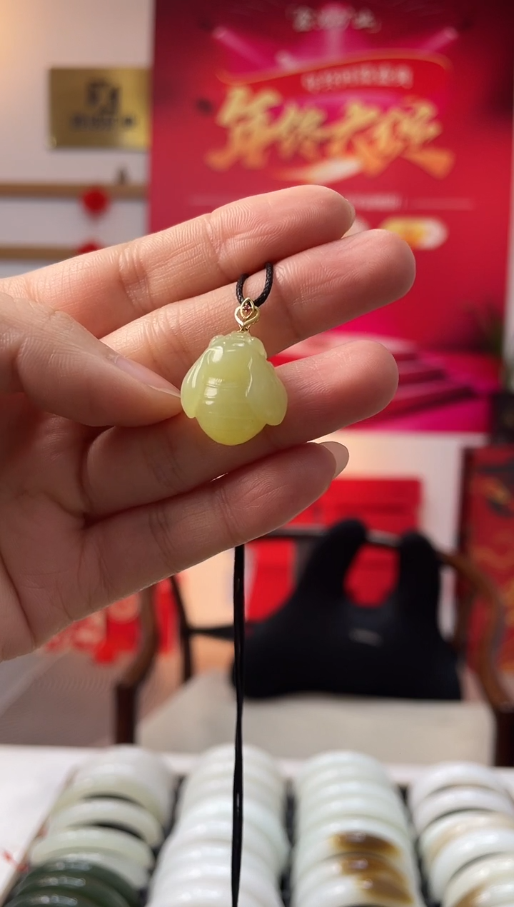 【闪购商品】和田玉颈饰18K金镶嵌黄玉蜜蜂吊坠随机发一件