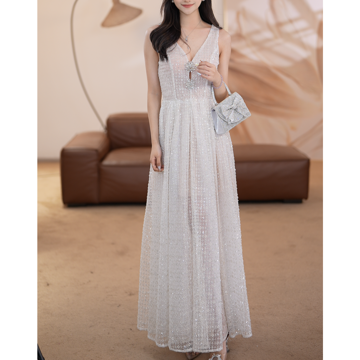 【小鱼饱饱】女王气质镂空中缝大V领无袖满碎钻连衣裙M544