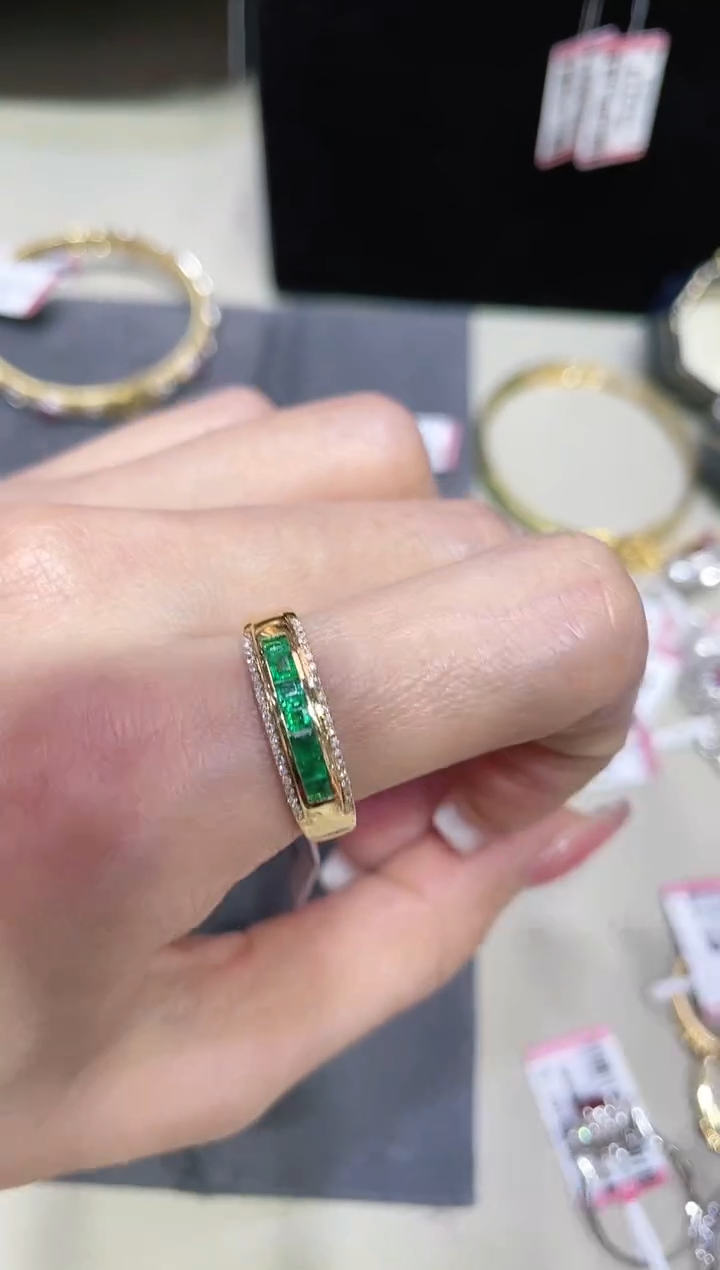 18K金镶嵌天然祖母绿戒指 