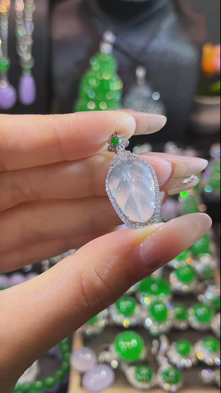 【闪购商品】翡翠吊坠(不含链)18K金镶嵌吊坠