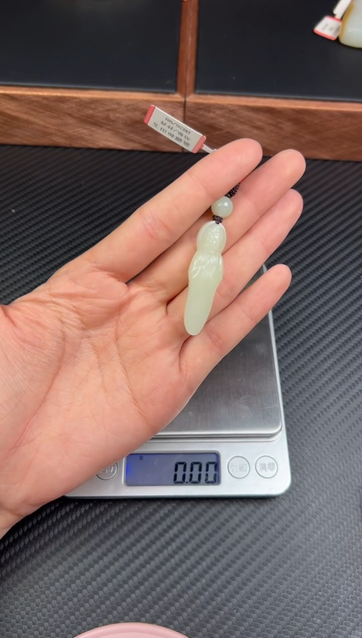 【闪购商品】和田玉吊坠(赠链)未镶嵌且末微色差迪克兰一细