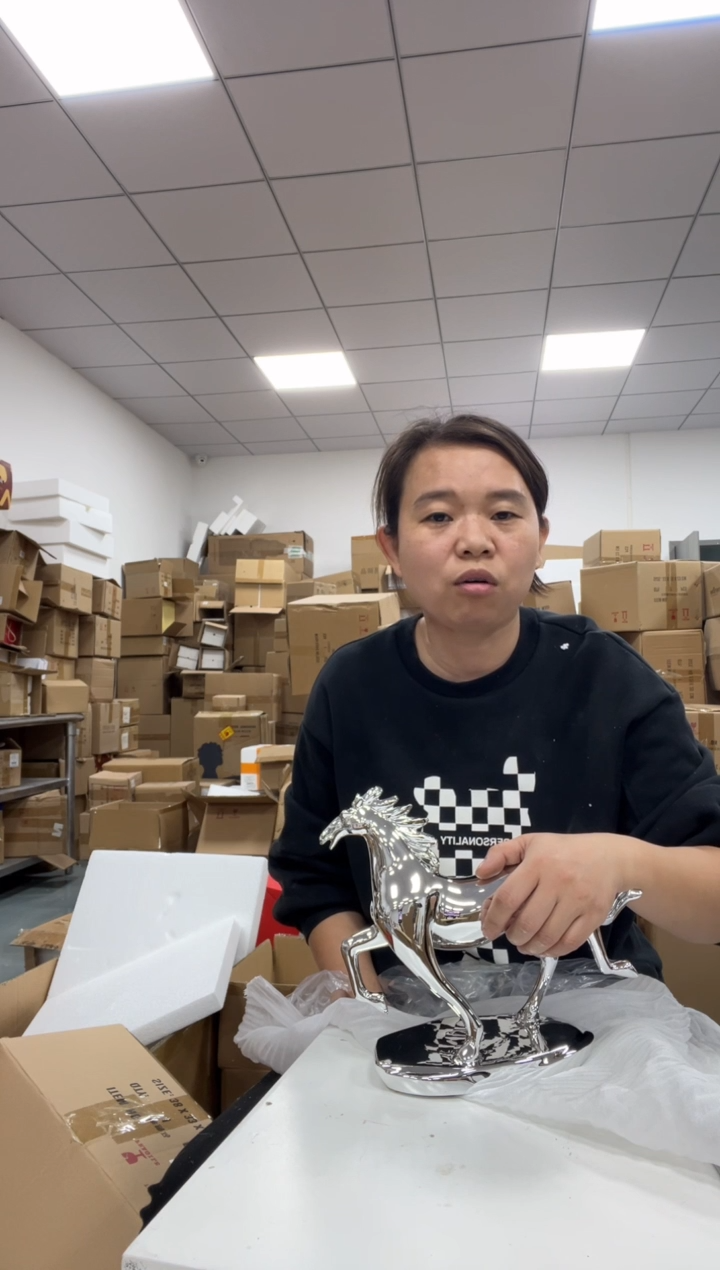 树脂奔腾马银色摆件