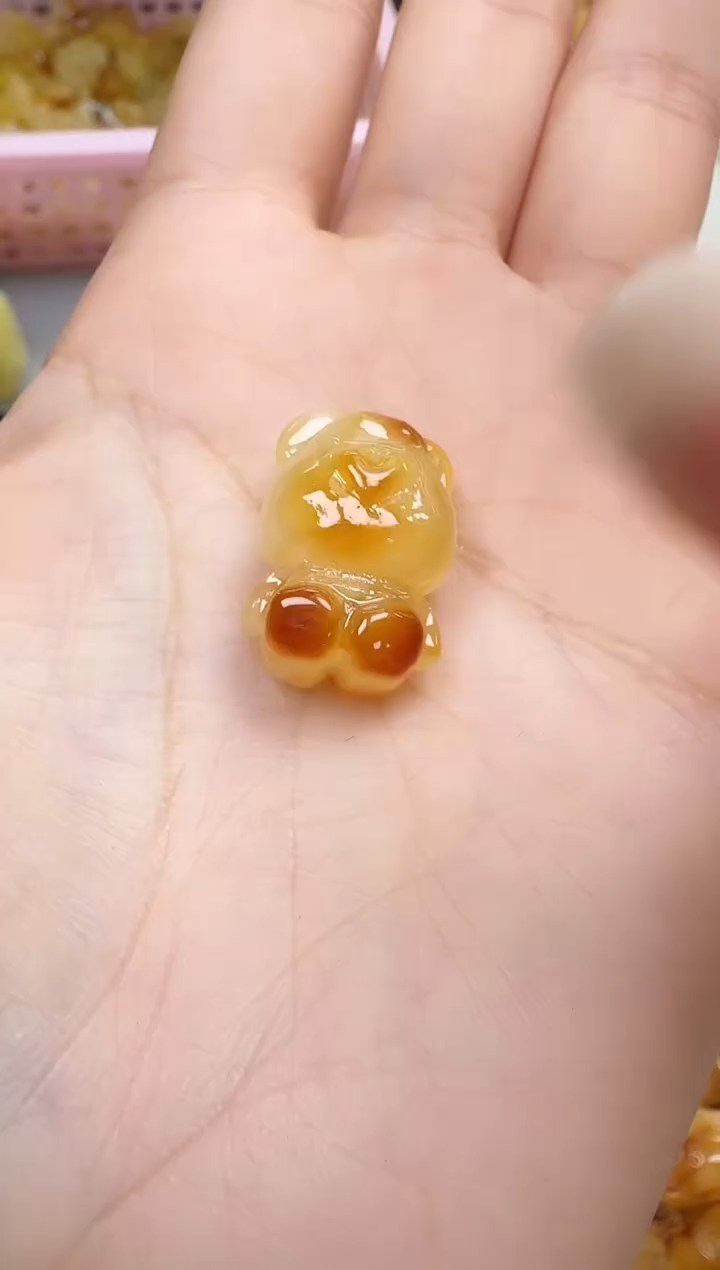 未镶嵌琥珀裸石如图