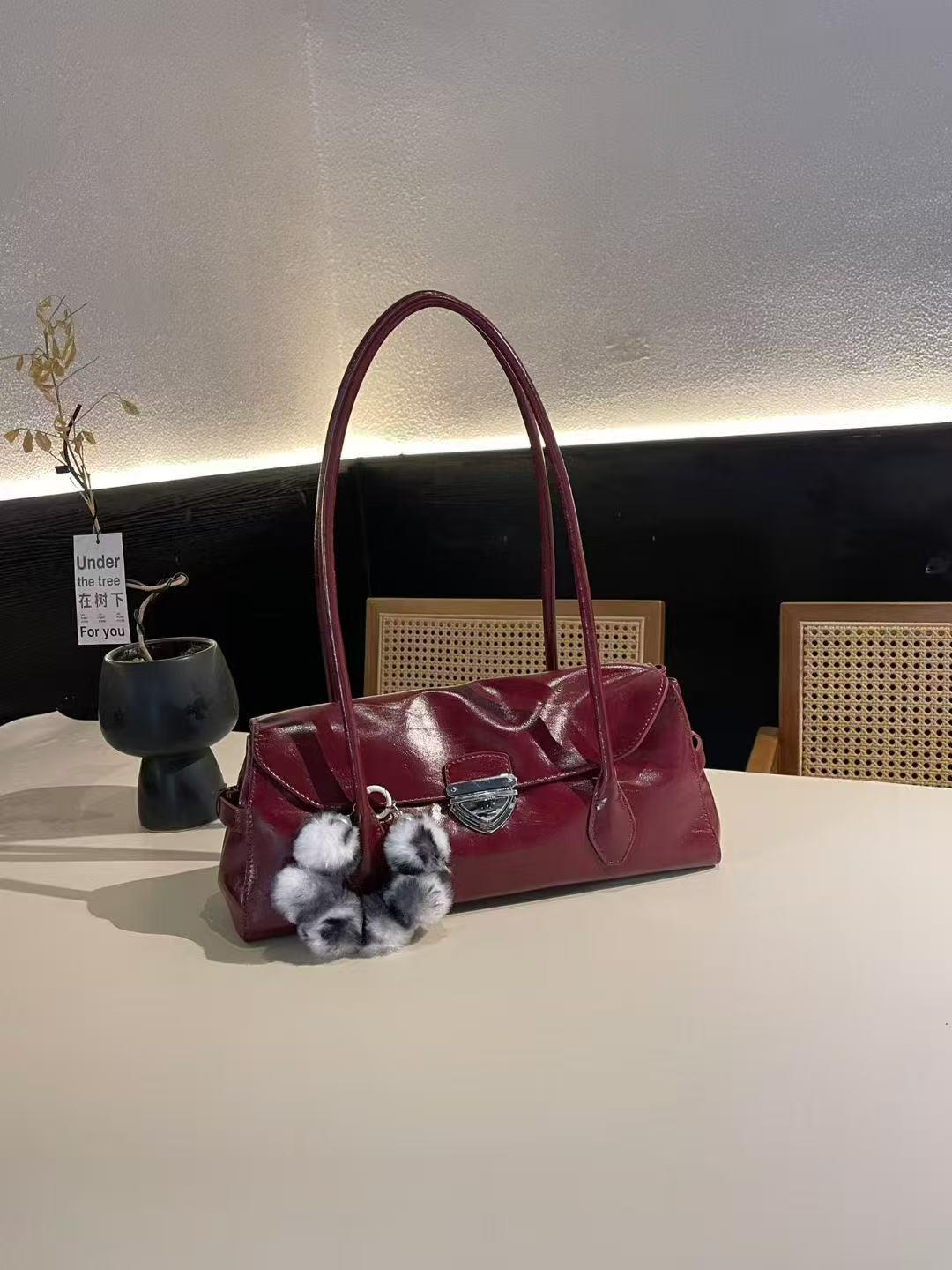 （点心专属）轻奢单肩腋下包新款高级油蜡手拿包法棍3006红色