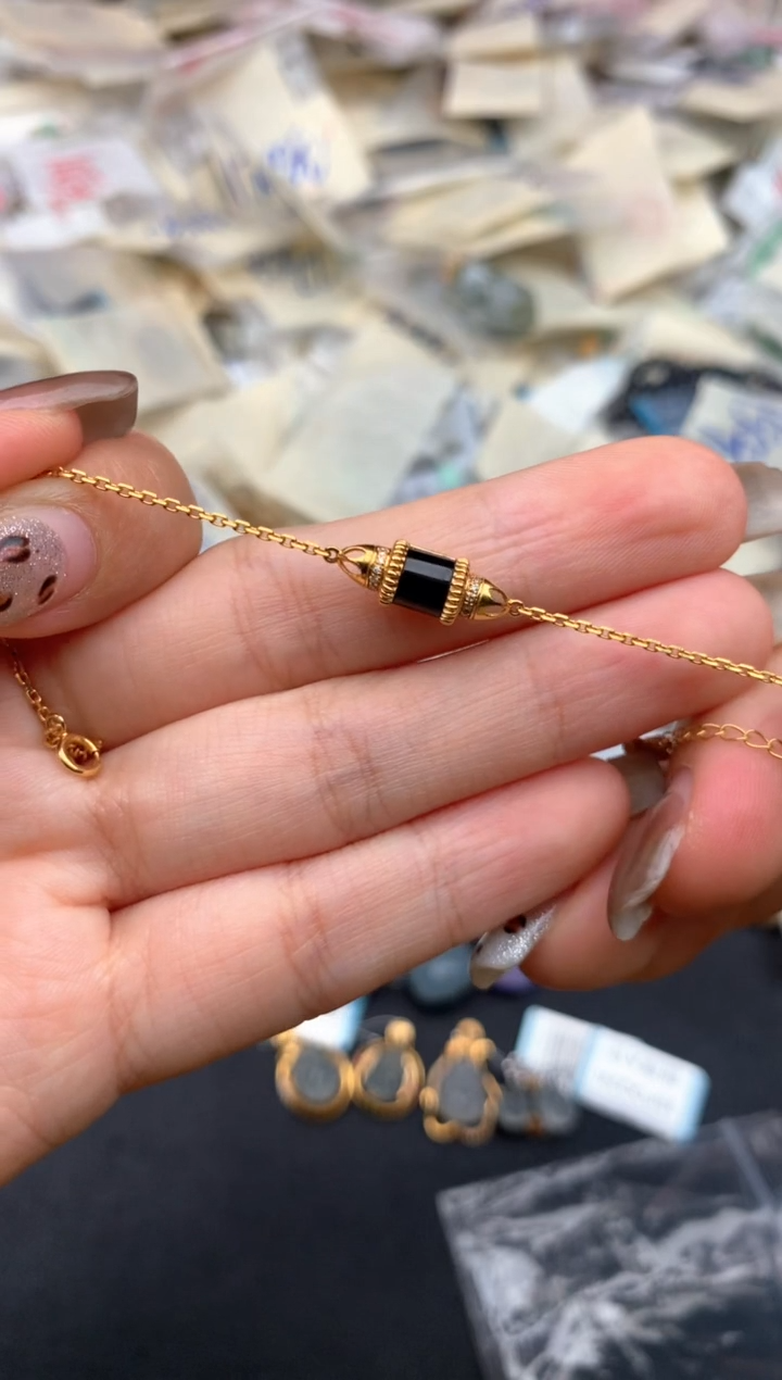 18K金镶嵌挂件翡翠一