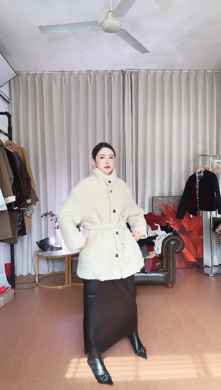 白色羊羔毛夹棉外套