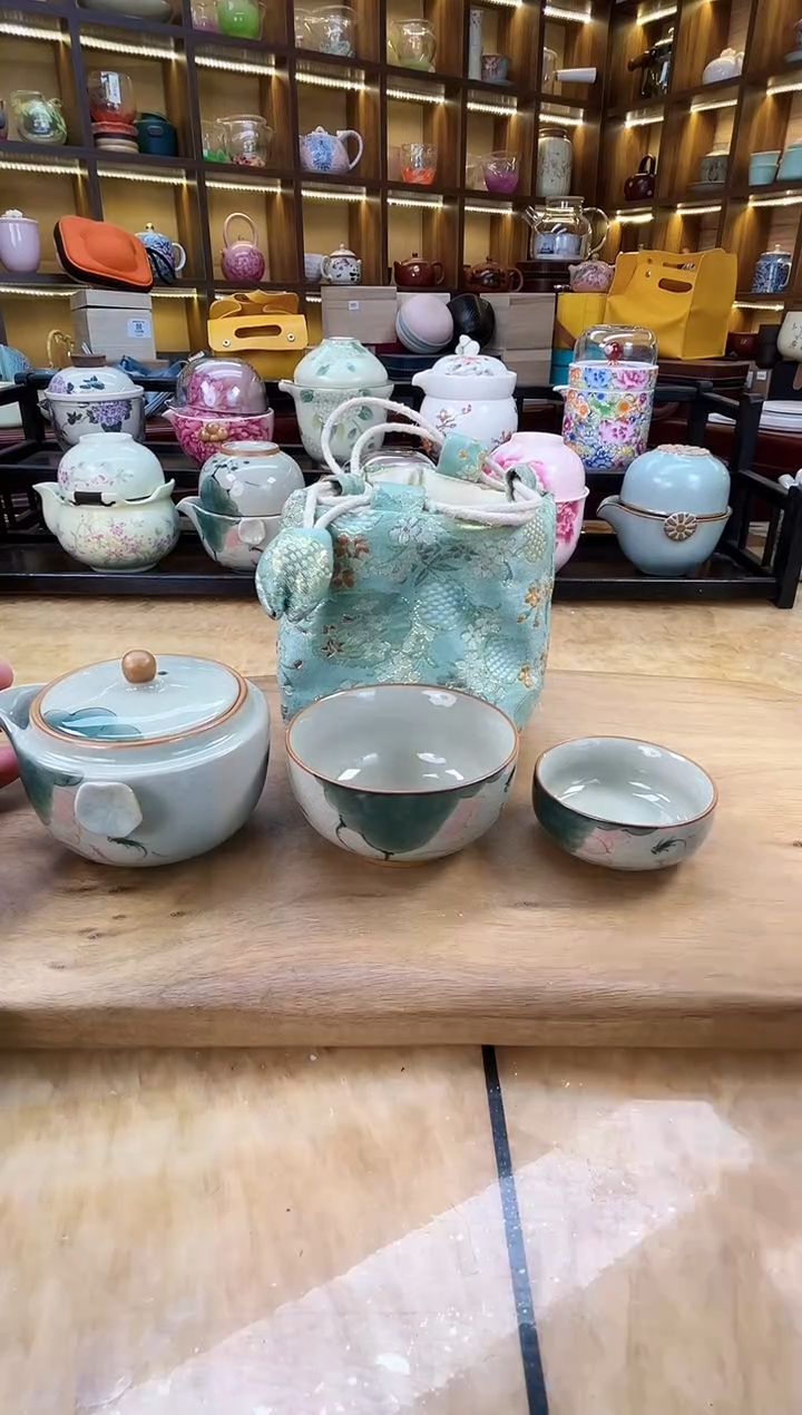 【闪购商品】哥窑荷鱼宝瓶旅行套装（带绿色刺绣包）