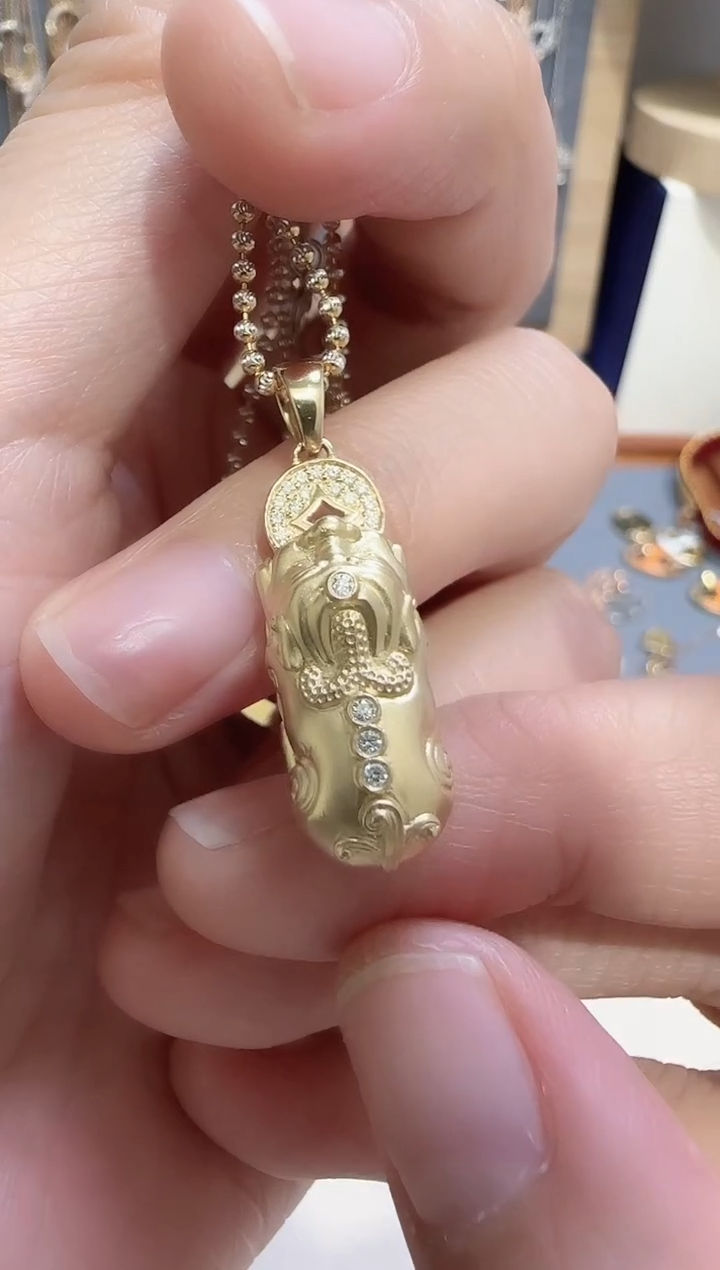 【闪购商品】钻石吊坠(不含链)18K金镶嵌多样性发货发其一