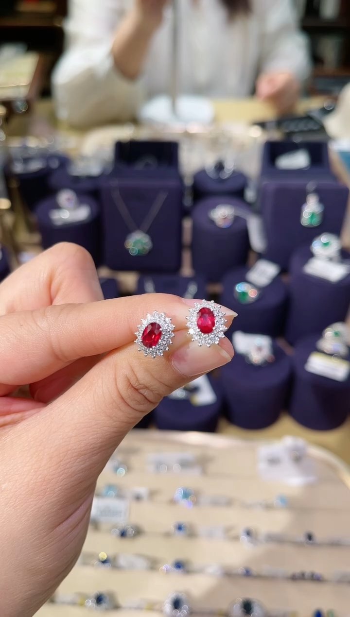 【闪购商品】红宝石耳饰18K金镶嵌1.38ct无烧红宝石钻石耳钉