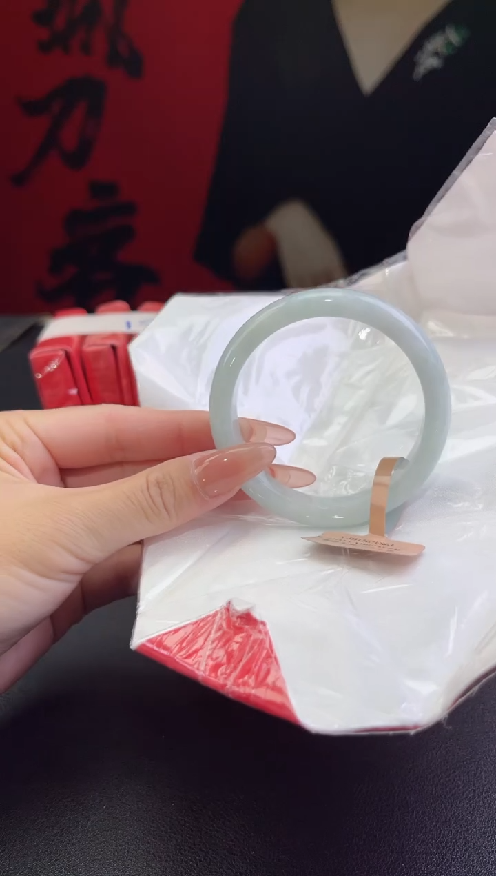 【闪购商品】翡翠手镯未镶嵌11翡翠手镯(微瑕）